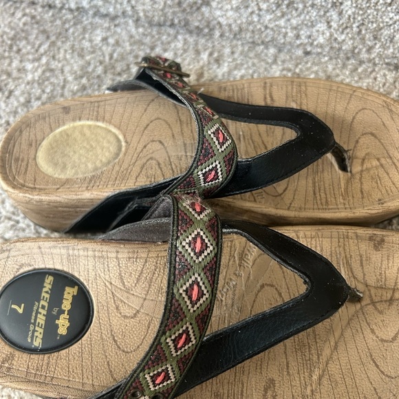 Skechers Tone Ups platform thong sandals. Buckle. Size 7. Embroidered straps. - Picture 9 of 9